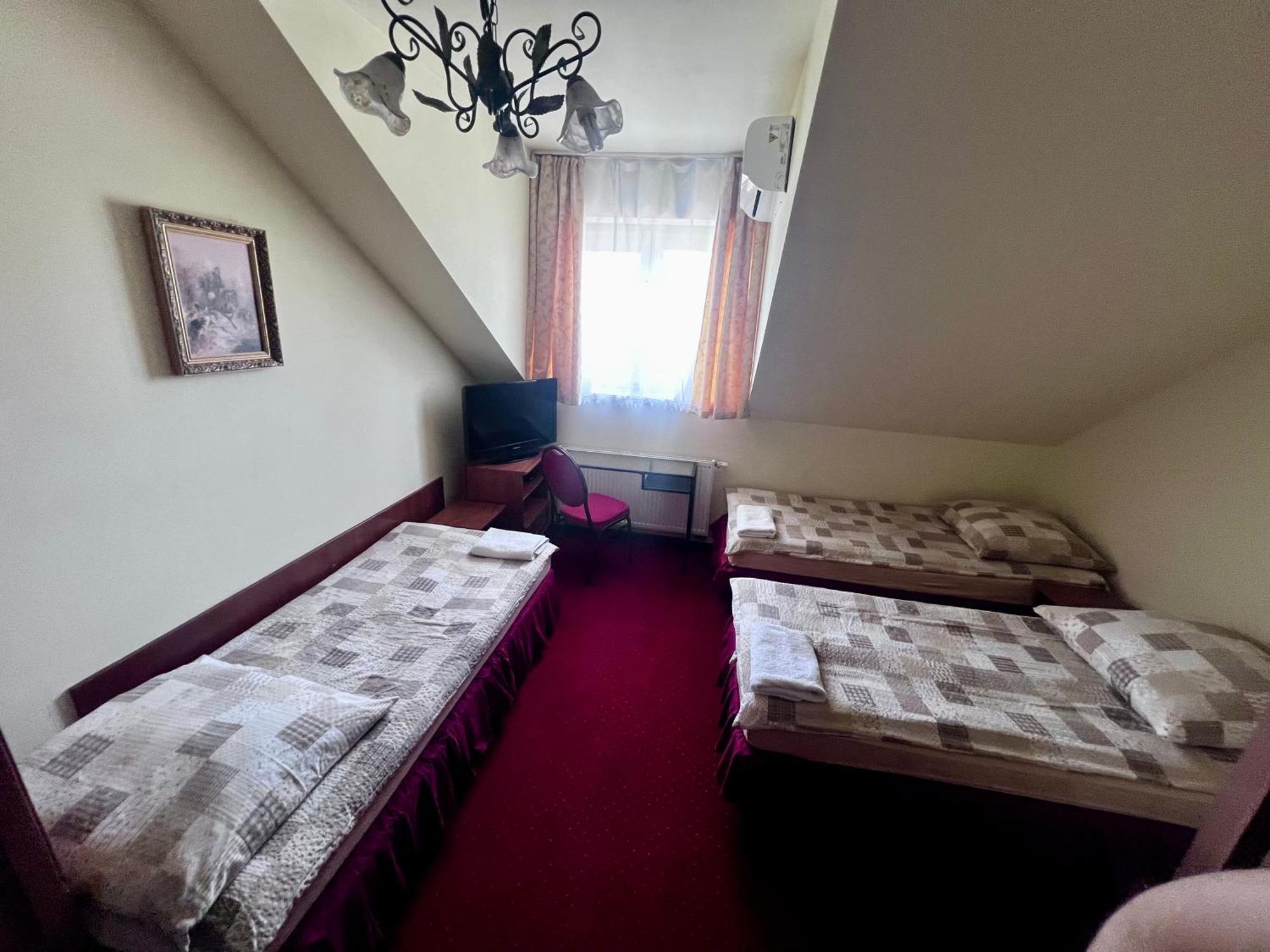 Zajazd Skorpion B&B オシフィエンチム エクステリア 写真